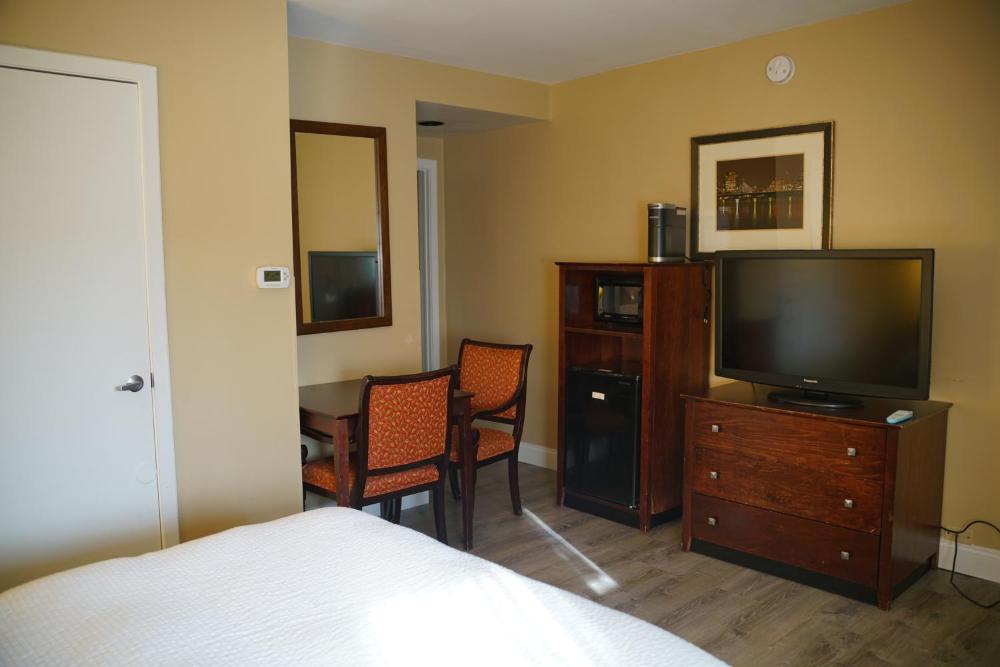 Queen Room with Roll-in Shower interior